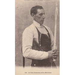56 BRETAGNE. Un Voeu avec cierge, costume centre Morbihan 1930