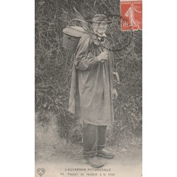 Régions L'AUVERGNE. Paysan se rendant à la Ville 1909