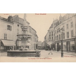 54 TOUL. La Fontaine Curel et commerce Confection rue Gambetta