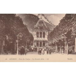 31 LUCHON. Parc du Casino avec animation sur la Grande Allée 1924