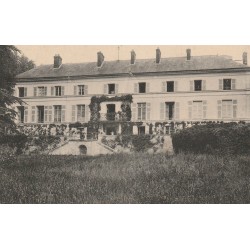 78 Environs de Meulan EVECQUEMONT. Le Château avec fillettes ( timbre Taxe 1907 )