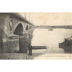 33 BORDEAUX. Personnage assis près du Pont de Pierre et la Garonne ( Chocolat Louis )