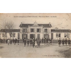 33 SAINT-SEURIN-SUR-L'ISLE. Les Ecoles Place de la Mairie belle animation 1925