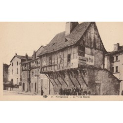 24 PERIGUEUX. Belle animation sous le vieux Moulin