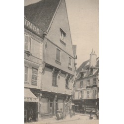 18 BOURGES. Vieille Maison Place Gordaine et nombreux commerces