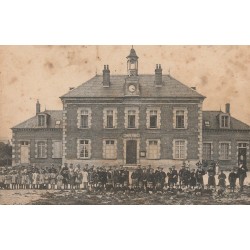 10 PALIS. La Mairie et l'Ecole avec de nombreux écoliers-ères