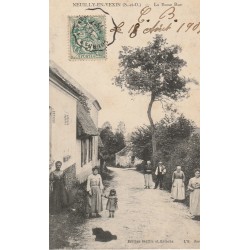95 NEUILLY-EN-VEXIN. La Basse Rue bien animée 1907