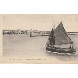 44 LA TURBALLE. Entrée d'un Sardinier au Port