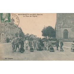 50 MONTMARTIN-SUR-MER. Belle animation Place de l'Eglise 1925