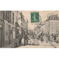 95 MARINES. Grosse animation rue de Brignancourt 1907