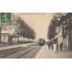 77 GUIGNES-RABUTIN. Les Quais de la Gare de Yèbles-Guignes avec train