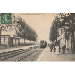 77 GUIGNES-RABUTIN. Les Quais de la Gare de Yèbles-Guignes avec train