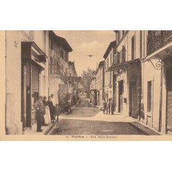 84 VALREAS. Commerces et animation Rue Saint-Antoine