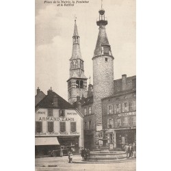 03 SAINT-POURCAIN-SUR-SIOULE. Beffroi et Fontaine Place de la Mairie, Pharmacie du Centre et Librairie Zahn 1943