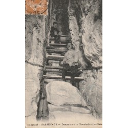 38 SASSENAGE. Descente de la Cheminée et les Escaliers avec personnages