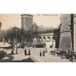 12 RODEZ. Voitures et cars anciens devant les Remparts
