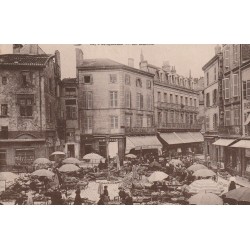24 PERIGUEUX. Le Marché et Epicerie Parisienne