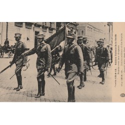 Guerre 1914-15 ITALIE Soldats Italiens de la Garde Royale avec leur drapeau.