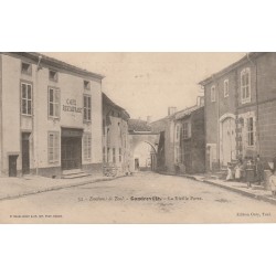 54 GONDREVILLE. Restaurant Café " Du Centre " près de la Vieille Porte animation vers 1900