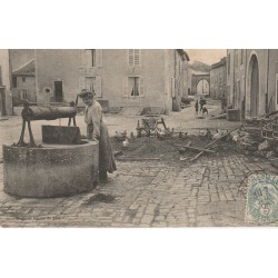 54 GONDREVILLE. Une Rue avec son Puits et les poules 1906