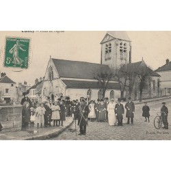 02 COINCY. Sortie d'un mariage Place de l'Eglise vers 1909