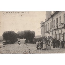 77 TRILPORT. Café bar à l'Entrée du Pays belle animation 1915