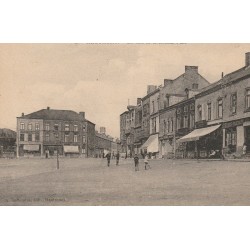 59 HAUTMONT. Commerces et enfants sur la Grande Place