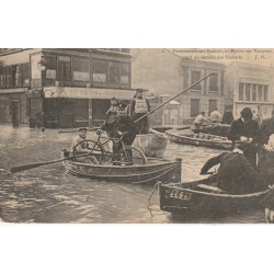 Paris LA CRUE DE LA SEINE 1910. Pontonniers sur Bachots et Marins sur Youyous secours des Sinistrés