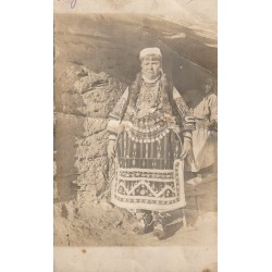 MONASTIR. Photo carte postale ancienne d'une habitante en costume folklorique 1918