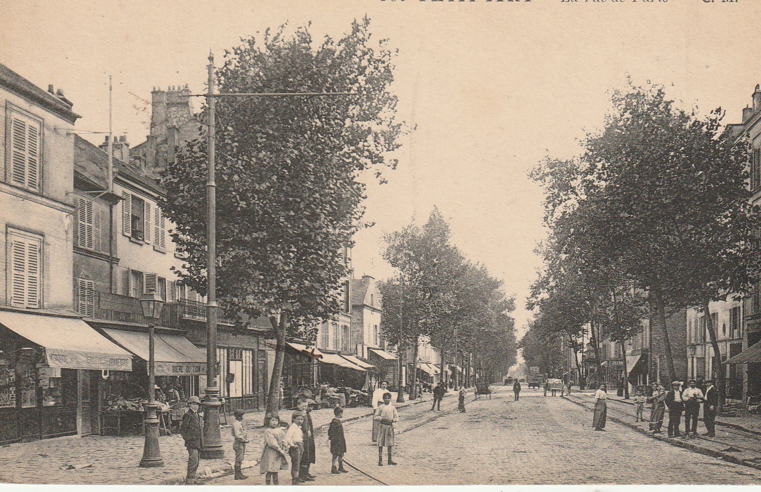 94 PETIT-IVRY. Nombreux commerces rue de Paris bien animée 1916