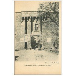 carte postale ancienne 21 FLAVIGNY. La Porte du Bourg avec Muletière