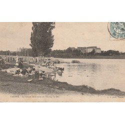 56 VANNES. Le Grand Séminaire et Lavandières sur l'Etang au Duc 1905