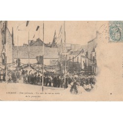 56 LOCMINE. Fête patronale, un coin de rue au sortir de la Procession 1905