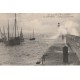17 Ile d'Oléron LA COTINIERE. La Digue par grosse mer avec barques de Pêcheurs 1912