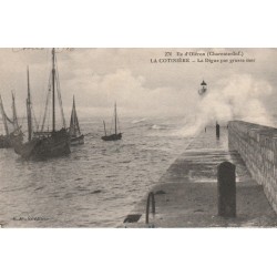 17 Ile d'Oléron LA COTINIERE. La Digue par grosse mer avec barques de Pêcheurs 1912