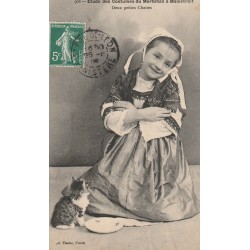 56 MALESTROIT. Etude des Costumes du Morbihan "Deux petites Chattes" 1909