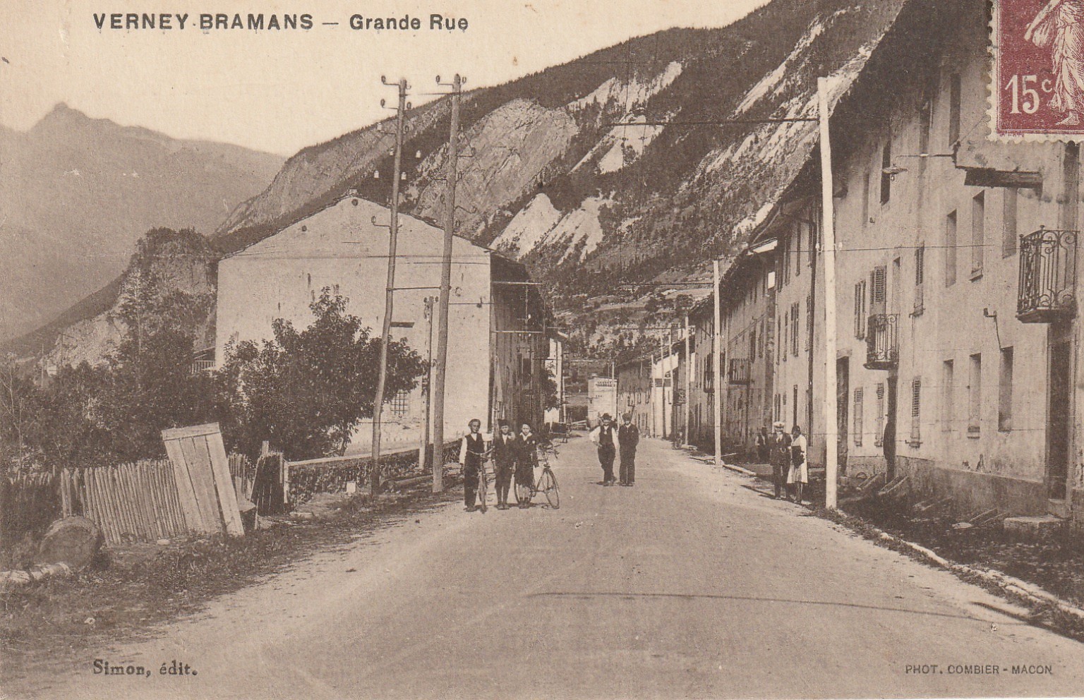 73 VERNEY BRAMANS. Grande Rue bien animée