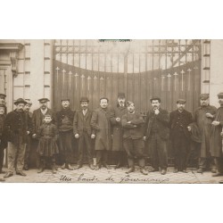Paris 19ème Une bande d'ouvriers posant sûrement rue de Romainville vers 1912...