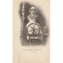 01 BUGEY. Ancien Costume de Paysanne avec son rouet vers 1900