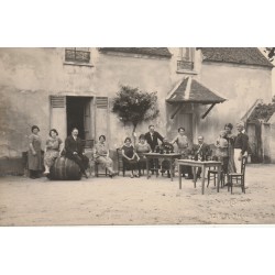 Grouppe personnes dans une Cour. Photographe Endrey à Pars 10 rue Filles du Calvaire