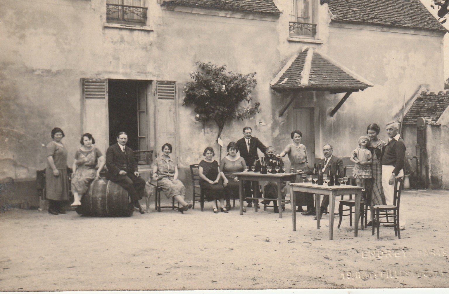Grouppe personnes dans une Cour. Photographe Endrey à Pars 10 rue Filles du Calvaire