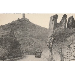 63 Route de Champeix à Saint-Nectaire. La Tour de Rognon avec voiture ancienne