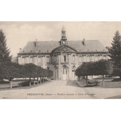 02 PREMONTRE. L'Asile Cour d'Honneur du Pavillon Central