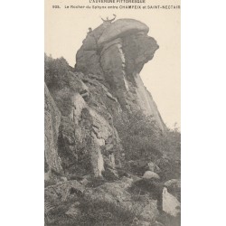 63 Entre CHAMPEIX et SAINT-NECTAIRE. Le Rocher du Sphynx avec personnages dessus