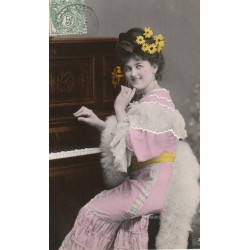 FANTAISIE. Femme au piano avec superbe robe et fleurs dans les cheveux 1907...