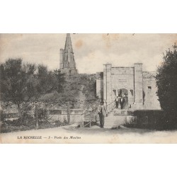 17 LA ROCHELLE. Porte des Moulins animation vers 1900