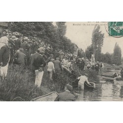 94 NOGENT SUR MARNE. Voiture ancienne décapotable tombée dans l'eau 1909
