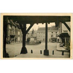 carte postale ancienne 21 NOLAY. Halles et Monument des Combattants de 1970. Tabac et Droguerie. Voiture ancienne