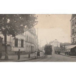 93 BAGNOLET. A la Ferme de Bagnolet rue de Paris, rue aujourd'hui disparue...