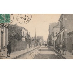 93 BAGNOLET. Nombreux gamins rue Victor-Hugo 1923